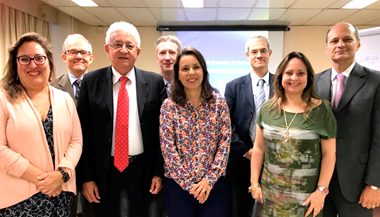 Esquerda: Dra. Márcia Nunes, Dr. José Neiva, Dr. Luiz Antonio Soares, Dr. Vladimir Vitovsky, Dra. Jane Reis, Dr. Marcelo Pereira da Silva, Dra. Fernanda Duarte e Dr. Abel Gomes