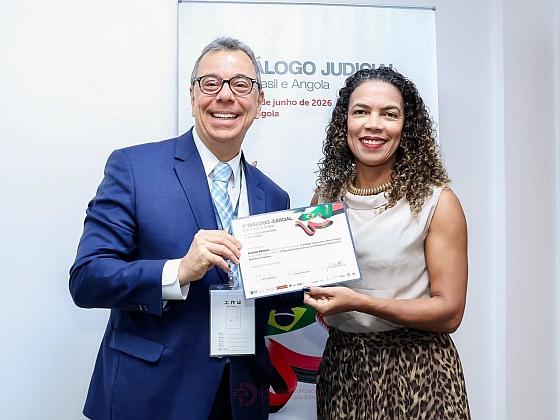 O Diretor-Geral da Emarf, Desembargador Federal Aluisio Gonçalves de Castro Mendes, recebe certificado de sua participação no 1º Diálogo Judicial entre Brasil e Angola
