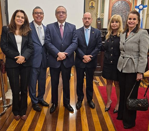 Da direita pra esquerda: Dra. Adriana, Dra. Rita Cortez (Presidente da IAB), Dr. Ricardo Couto de Castro, Dr. Luiz Paulo da Silva Araújo Filho, Dr. Aluisio Gonçalves de Castro Mendes e sua esposa.